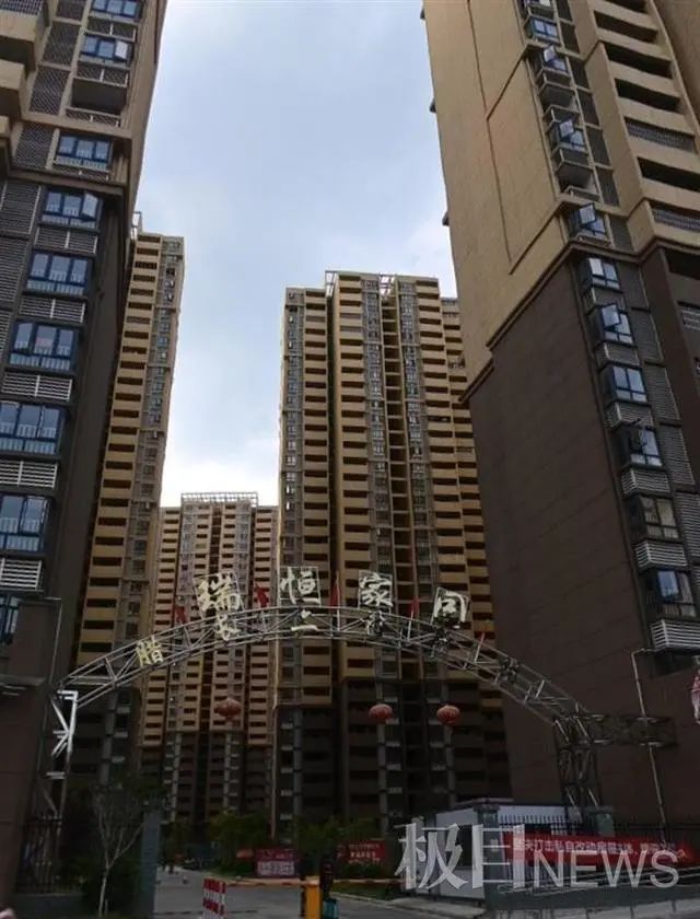 DƬ